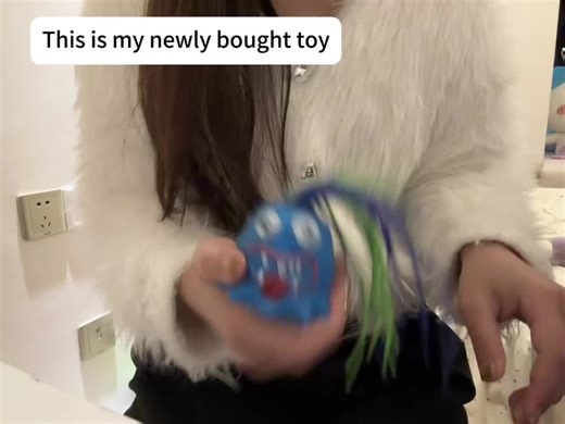 This scream machine just monopolized the stress relief industry! 👹📈 Now franchising globally: one out of three offices has a ”Pull & Shout“ experience center～ You pull, it screams—more reliable than your therapist! Just went public: stock ticker ”AHHHH“, Q1 earnings report? Pure client tears 😂 Wall Street named it Top Anti-Stress Asset: the more it gets pulled, the higher the stock soars! #BaldUnicorn #ScreamEconomy #StressReliefIPO