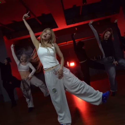 러셔 on Instagram: "@lalalalisa_m #fxukuptheworld #lusherchoreography 📍 @middance2017"