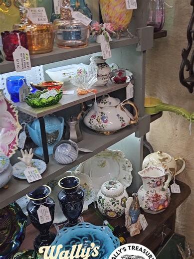 Vendor: 120 #glass Continuing our Upper and Main Tour of the Mall. Location: 💎✨ WALLY’S TREASURES VINTAGE ANTIQUE MALL ✨💎. 📍 1438 28th St SE, Grand Rapids, MI 📏 THE DETAILS 🏬 20,000 sq ft 🚶‍♂️ 3 Levels of treasure hunting 🛍️ 130 Vendors 🔐 85 Showcases 🏺 Thousands of unique finds Come ready to explore… you’ll need the time. ⏳✨ 🧡 SHOP LOCAL • SHARE LOCAL • SUPPORT LOCAL Want to help small businesses grow? ❤️ Follow the page 🔁 Share our posts & stories 👥 Tag a friend who LOVES treasure 