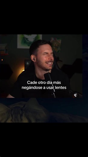 Cade se niega a usar lentes: