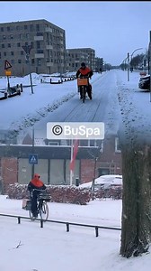 Code 🔶 maar postbezorgers #postnl toch aan het werk op straat. Er gold woensdag 7 januari code #oranje in verband met sneeuwval in combinatie met windkracht 5. Alle Nederlanders kregen het advies om thuis te worden en niet de weg op te gaan. De #post bezorgers van PostNL in o.a. Bunschoten-Spakenburg moesten echter ‘gewoon’ aan het werk. Alleen bij code 🔴 wordt er niet gewerkt vertelde een postbode van @PostNL Geef hen in ieder geval een like 👍 ❤️als support #snow #helden #netherlands #winter
