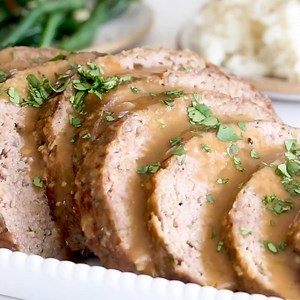 https://www.skinnytaste.com/meatloaf-and-brown-gravy/ This Meatloaf and Brown Gravy is a family favorite, this one is made a bit healthier than most, with a mix of half beef and ground turkey plus nutritious oats, topped with a delicious brown gravy – comfort food at its finest! | Skinnytaste