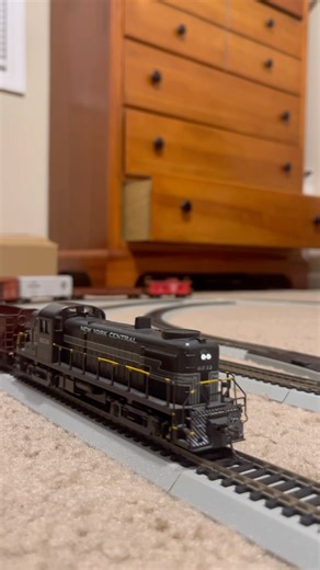 Switching Freight Cars! #hoscale #modelrailroad #newyorkcentral #train #switcher #alco #freighttrain