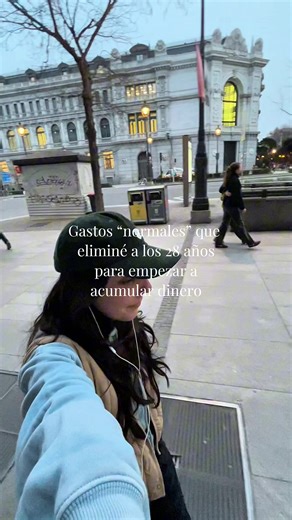 1. Comprar comida cada día en la oficina. Siempre que voy a la ofi, llevo comida (aunque casi nunca vaya). Comer fuera todos los días parece normal, pero al final del mes es una cantidad absurda. 2. Café diario fuera de casa. Sigo tomando café en la calle, pero ya no es automático. Si me apetece lo compro. Si es por costumbre, no. 3. Fast fashion constante. Antes compraba ropa casi cada mes. Ahora compro muy poco y solo cuando realmente me falta algo. 4. Comprar algo la primera vez que lo veo. T