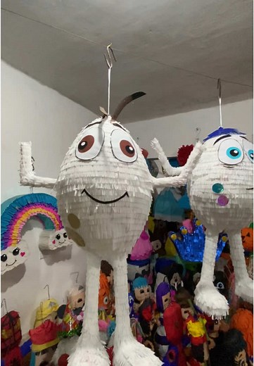 Piñatas de huevos cartoon