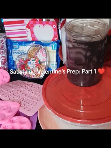 Turning strawberries into art. 🌹✨ Getting everything ready for Valentine’s Day deliveries! Which one is your favorite: the sparkles or the roses? 👇 #ValentineTreats #SmallBiz #TreatMaker #SandingSugar #SatisfyingBaking