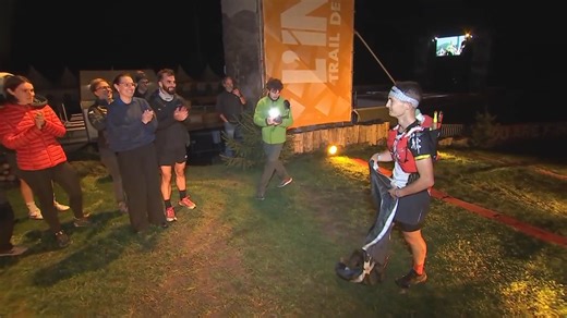 Il faut y vaincre le froid, la fatigue, le dénivelé, la pluie, la distance... bref, aller au bout de soi-même pour le réussir. Pas de quoi effrayer Elwan Mehl, le vainqueur du parcours de 200km de L'infernal Trail des Vosges en 29 heures, 22 minutes et 1 seconde, soit 6,9 km/h en moyenne. Suivi par Augustin Segard (30h 16min 05sec) sur ces images, aux alentours de 6h du matin samedi. La première féminine, Zélia Driquert, a bouclé le parcours en 37 heures, 03 minutes et 23 secondes et termine 12è