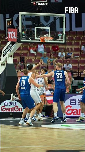 罗曼·索尔金在刚刚结束的一场#FIBA欧洲杯 小组赛中，拿到了全场最高的31分5篮板，帮助以色列队以83-71战胜冰岛队，取得开门红#空接扣篮