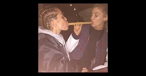 Miley Cyrus e Stella Maxwell reproduzem cena romântica de 'A Dama e o Vagabundo'