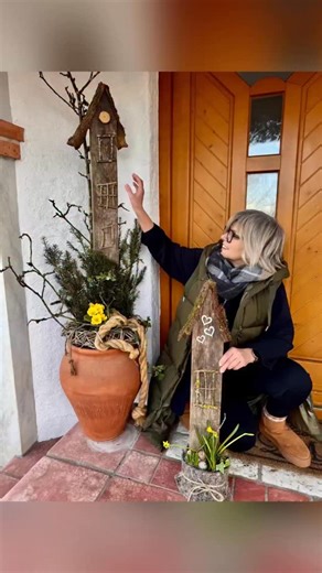 Michaela Waldl | Hauseingang frühlingshaft dekoriert –einfach & natürlich 🏡🌷🏡 Hallo liebe Dekoelfen, diese Hauseingang-Deko blieb bei mir tatsächlich... | Instagram