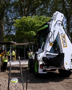 As the curtain falls this weekend on another successful RHS Chelsea Flower Show, it is worth reflecting on the crucial role that JCB machines played in the build-up to this iconic British event, including JCB’s pioneering hydrogen-powered digger and JCBs electric equipment. | JCB