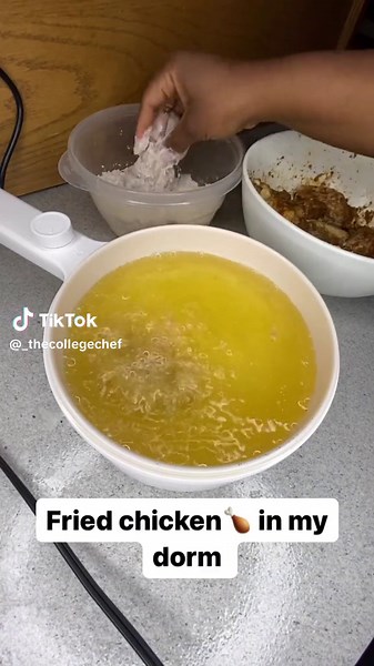 If you want to be able eat more than ramen noodles while living in your dorm, click the link in bio to get your College Chef portable cook pot! #collegedormessentials #collegefreshmans #collegedorm #dormroomessentials