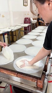 traditional technique behind ultra-thin spring roll wrappers #heritagefood #handmade #foodlovers | 94愛七桃