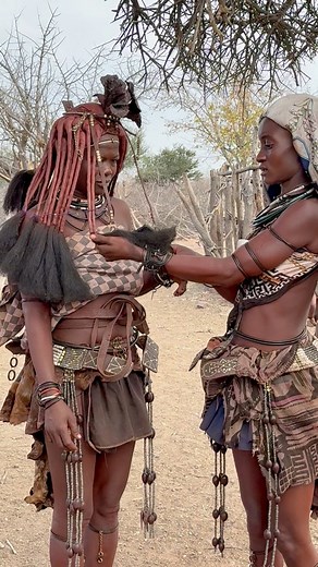 Aldea Himba de Cunene Angola. El cabello de las mujeres Himba se caracteriza por su color rojizo y sus trenzas, aplicadas con una mezcla de arcilla roja (otjize), manteca y hierbas aromáticas, lo que también protege del sol y los insectos. #africa #culture #travel | Jeanette Cruz