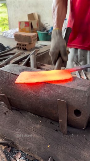 one of the interesting techniques in forming grass tajak #blacksmithing #pandaibesi_sumatera_selatan #europeblacksmith #blacksmithindonesia #tukangbesi #senikerajinan #kerajinantangan #blacksmithtools #warisanbudayaindonesia #blacksmithlife #besi | Sri Suharti Tuyik