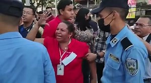 "La tolerancia policial no es consentimiento, es inteligencia emocional" Felicitamos al Inspector de Policía por la prudencia, inteligencia emocional, audacia, valentía y un alto grado de responsabilidad moral al representar a nuestra institución. No confundamos la prudencia de un buen policía con la cobardía, porque las personas imprudentes siempre actúan sin medir consecuencias, ni advertir peligros. En conclusión, el oficial egresado de la ANAPO, demostró no solo tolerancia sino mucha cultura