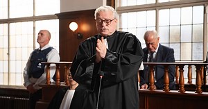 Filip Peeters en An Miller trekken hun toga opnieuw aan: opnames van derde seizoen ‘Assisen’ zijn gestart
