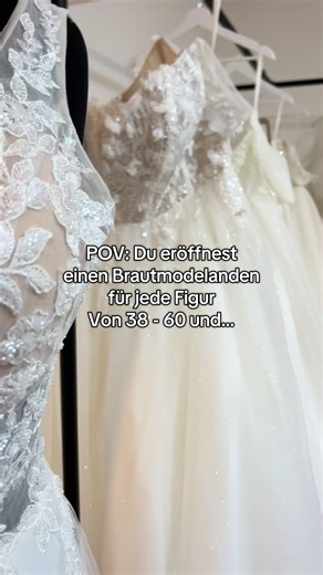 Traumhafte Brautkleider für jede Größe – von 38 bis 60! Du suchst dein perfektes Brautkleid? Bei mir in der Brautmacherei findest du eine exklusive Auswahl an Brautmode, die deine Schönheit in jeder Größe strahlen lässt. Egal ob klassisch, modern oder romantisch – ich habe das Kleid, das zu dir passt. Ich habe ausgewählte Designer, die sich speziell auf Curvy und Plus Size Brautmode spezialisiert haben und Gebietsschutz genießen. Deshalb findest du bei mir exklusive Kleider, die perfekt sitzen –