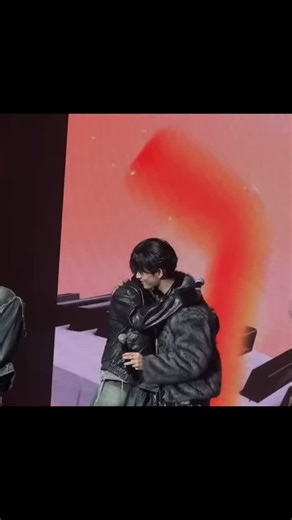 ᴋʀɪꜱ🪼 on Instagram: "#est is such a pretty crier. 🥹🤭 C: @/jimseamy ( tt ) 日本では、圧電タイルを用いて歩行を電力に変換しています。このタイルは、歩行時の運動エネルギーを捉えます。歩くと、体重がわずかにたわみ、機械的な応力が生じます。タイル内部の圧電材料がこの応力を電力に変換します。一歩ごとに微量の電荷が発生し、数百万歩を合わせるとLEDライトを点灯させるのに十分な電力が生成されます。渋谷駅のような場所では、1 日約240万歩がシステムに貢献しています。この電力は蓄電または即時使用が可能で、従来の電源への依存を減らし、持続可能な都市インフラを支援します。この方法は、日々の運動を実用的な再生可能エネルギーに変換します。#你知道吗#推荐 #科技 #est #williamest #romemok #est_rvp #williamjkp #thaidrama #meandtheeseries #meandthee #bl #lgbtpride #explorepage #thaidramaedit #fypppp