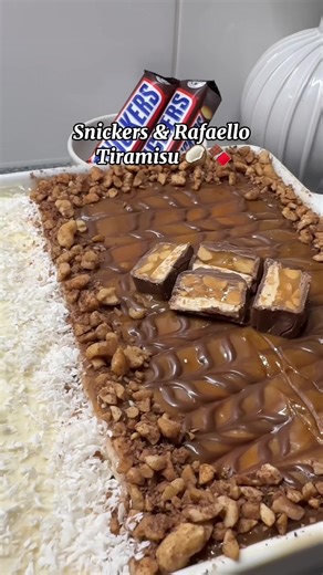 Snickers & Raffaello tiramisu (2 smaken in 1 schaal) Ingrediënten - 750 ml slagroom - 2 zakjes klopfix - 2 zakjes vanillesuiker - 2 tl kloppudding (vanille) - 1 el poedersuiker - 250 g mascarpone - Ong. 2 pakken lange vingers (400gr) Raffaello / kokos - Kokosmelk (om te dippen) - 2 el gesmolten witte chocoladepast - 3–4 el geraspte kokos - Extra handjes geraspte kokos (bovenkant) - Raffaello frambozen (bovenkant) Snickers - Chocolademelk (om te dippen) - 2 el gesmolten chocoladepasta - ± 3–4 el 