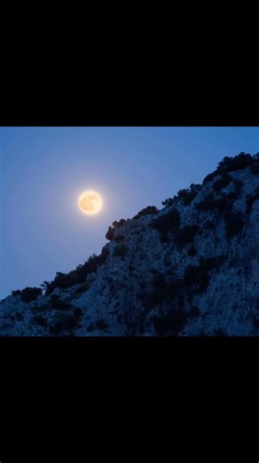 🍓 The Stunning Strawberry Moon Lights Up the Night Sky 🌕✨