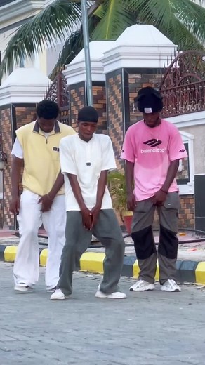 A sharp one🤎 dc@J5🚶🏽‍♂️ W/@Dani El and @STEPP🦶🫀 #twins_spice #fypage #dance #explorepage✨