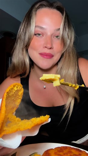 Alejandra Alcala on Instagram: "Esta receta es de locos! Mi esposo dice que es la mejor arepa que se a comido hasta ahora 🤍 los ingredientes están en el video. Si quieres una lista envíame un DM! 🇻🇪 #arepas #arepasvenezolanas #miamivenezuela"