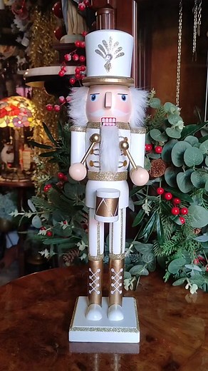 Cascanueces de Madera Blanco y Dorado con Tambor