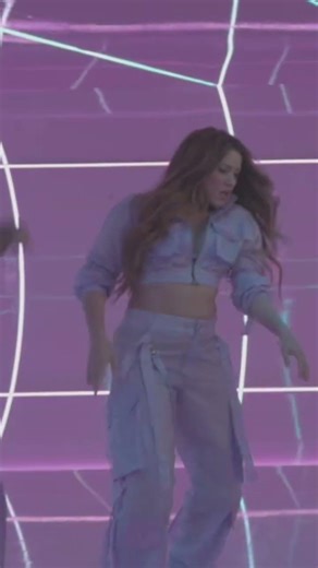 ROBOTIC VIBES! 🤖 Shakira & Rauw ensayando el baile de Te Felicito ✨ #Shakira #Shorts