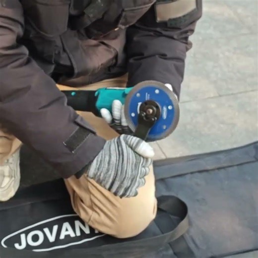 Install the cutting disc