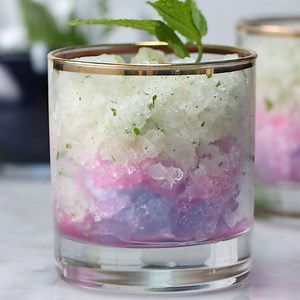Dieser Frozen Mojito wechselt magisch die Farbe Zum Rezept: http://bzfd.it/2xfUaUA | Einfach Tasty