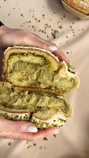 Noile bunatati de Paste sunt pregatite de sarbatoare! 🐰🐣 🐰 Cozonac cu fistic 🐰 Pasca fara aluat cu branza de vaci si stafide🐰 Pasca fara aluat cu branza de vaci, ciocolata, cointreau si portocale confiate🐰 Pasca fara aluat cu branza de vaci, fistic si zmeura Lista completa pentru masa de Paste o gasiti pe profilul nostru 🐣#sibiu #torturisibiu #tortlacomanda #prajituri #prajituridecasă | Adriana's Cake Atelier