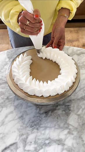 Valentine Gaveau | Mamma Pavlova 🌷 on Instagram: "✨ FOREVER A MOTHER - comment réaliser une pavlova en toute élégance pour la Fête des Mères 🤩 Un grand merci à la marque de joaillerie @so_shocking pour cette collaboration ❤️ Je porte une parure bracelet - bagues de la collection ORIGINE en Or 750 millièmes et diamants naturels✨ J’adore 🫶🏼 La recette de la pavlova juste ici 👇 Pour la meringue : - 120g de blancs d’oeufs - 240g de sucre semoule ou 120 de sucre glace / 120g de sucre semoule - 1