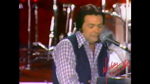 Here’s Mickey performing his big hit..”She’s Pulling Me Back Again”. | Mickey Gilley