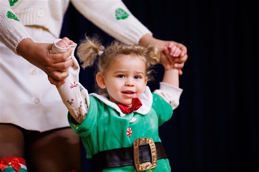 The Charla de Lupus (Lupus Chat)® Program brought all the joy, music, and magic to the Menchel Center at our Annual Holiday Party & Talent Show! With 100 patients, families, and loved ones in the room, the night was filled with laughter, connection, and some seriously impressive talent. One of our most beloved and well-attended events, this celebration creates space for our community to pause, embrace the holiday spirit, cheer each other on, and simply be together. From heartfelt performances to