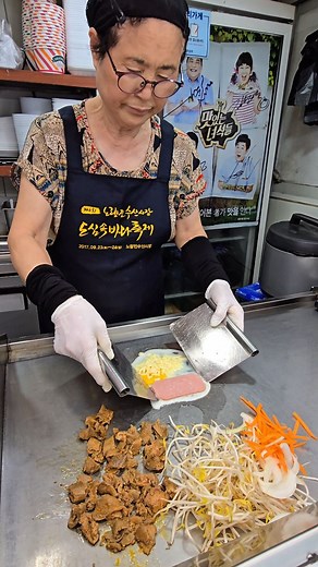 5.1M views · 48K reactions | Korean Street Food Fried Rice on Hot Iron Grill - Epic Cooking Skills #southkorea #streetfood #foodie #koreanfood | Ktable | Facebook