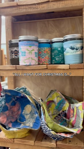 All we want for Christmas is a @jarwearz cozy for our holiday drinks! ☕✨ And lucky for all of us, you can snag one at Alaska’s favorite holiday shopping tradition, the Juneau Public Market 🎄 Find JarWearz in the Ballroom at Centennial Hall: Friday 12–7 PM Saturday 12–7 PM Sunday 10–5 PM Three full days of makers from across the country, festive finds, and one-of-a-kind gifts you won’t find anywhere else. 🎁🛍️ Admission is just $10 cash at the door, and it’s the perfect chance to treat yourself