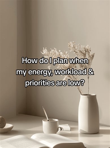 How do I plan when my energy, workload & priorities change week to week? I use an annual overview calendar so I can see what’s booked, what’s coming up, and when my energy usually dips. That way weekly planning actually makes sense. This is what finally helped me stay consistent without burning out #solopreneurlife #entrepreneurlife #cyclicalliving #womeninbusiness