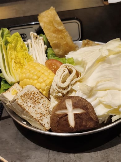 Time Check: Bubbling broth 🍲 Hot pot science at Delectable Hot Pot Lab 🧪🔥 And that was a big serving. Would love to try other hot pot places next time. #foodie #foodtiktok #taiwan #fyp #hotpot