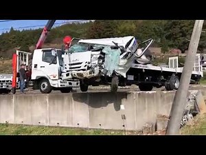 【車】事故車両をユニックで救出する一部始終。操縦者の神業に拍手！