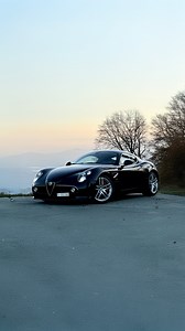 | Alfa Romeo 8C Competizione M by Officine Fioravanti La prima modifica riconoscibile e che scuote l’abitacolo è la leva del cambio manuale sei rapporti. Un elemento per i puristi della guida, che ha preso il posto del robotizzato con comandi al volante originario grazie agli interventi del reparto Evoluzioni Tecniche che fa capo all’atelier svizzero-italiano. Ci sono anche nuove sospensioni Öhlins regolabili a controllo elettronico, un impianto frenante carboceramico, un’ottimizzazione dell’ele