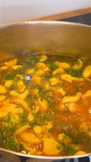Ciorba cu taietei turnati din pulpe de pui. Ciorba pulpe de pui sos de rosii ardei telina pastarnac ceapa morcovi apa leustean Taietei 2 oua 12 linguri de faina putina sare #ciorba #retete #taietei | Ella Cooking