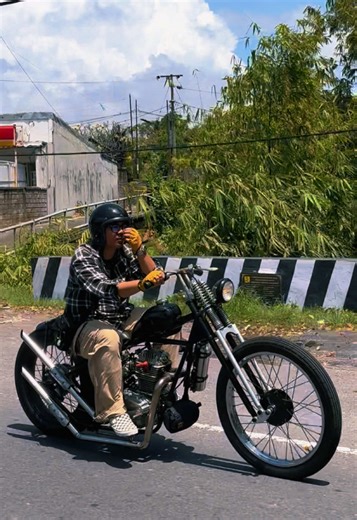 Yakin gak mau motor custom? Asik loh 🤪🤣 #chopperindonesia #chopperstyle #fyppppppppppppppppppppppp #fyp #lewatberanda