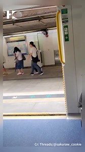 A Hong Kong train driver mimicked the recorded announcement in an MTR carriage due to the automated announcement’s malfunction. Passengers all laughed hard when the train captain copied the door-closing alarm “Du du du du du du duuu”. Cr: Threads/@sakuraw_cookie; IG/@majorcantotraits #mtr #hongkong #eastrailline #carriage #TrainCaptain #train #announcement #trainannouncement #soundon #HongKong2025 #hongkongstyle #driverjobs #railway #railwaystation #railline #fanling #mindthegap #hkmtr #metro #M