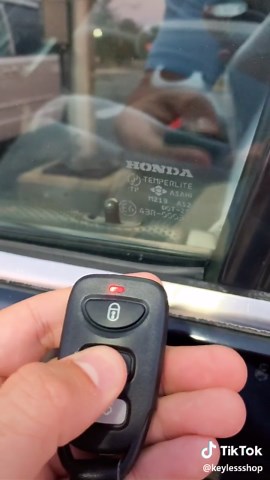 Programmed a Hyundai remote to my Honda. #honda #hyundai #weird #whatthe #locksmith #keylessentry