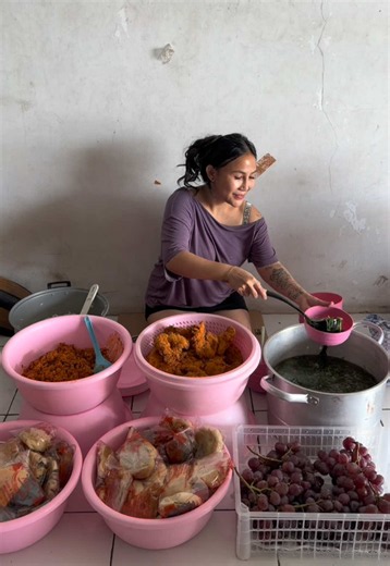 Menu hari ini simpel ya tangan mami lagi sakit menu nya ada ayam katsu sayur bening bayam dan sambel tempe tumbuk kemangi ada buah anggur dan roti untuk makan siang anak anak d gudang