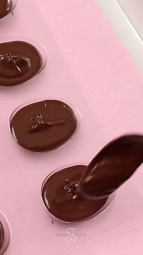 163K views · 1K reactions | Easy chocolate egg lollipops for Easter! #chocolateeggs #eastercandy #chocolatelollipops #easterbasket #kidsactivities #eastergifts | SweetAmbs | Facebook