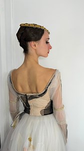 [ La danse des petits cygnes ] 🦢 🌍✨ Lors de notre tournée aux quatre coins de l’Europe, les danseuses se sont produites au Carré des Docks, au Havre. Elles ont profité d’une courte pause pour danser en extérieur et vous offrir la célèbre danse des quatre petits cygnes. #FranceConcert #LeLacDesCygnes #Tournée #Ballet #DanseClassique #PetitsCygnes | Franceconcert