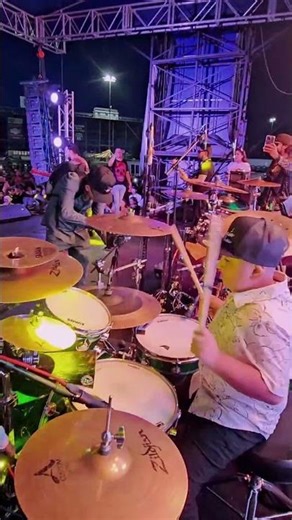 Niño de 9 años sorprende a todos tocando con legado 7 🤯🔥 #youtubeshorts #viral #baterista #envivo