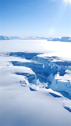 Scientists have uncovered a vast network of 138 hidden volcanoes buried beneath Antarctica’s West Antarctic Ice Sheet, revealing one of the largest volcanic regions on Earth—entirely concealed under kilometers of ice. The discovery was made using ice-penetrating radar and satellite mapping, which allowed researchers to detect massive volcanic structures beneath the frozen surface. Some of these volcanoes rise more than 3,800 meters from their base, rivaling the height of major peaks found in oth